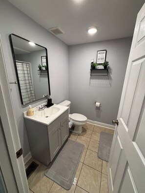 Shower, hair dryer - 3-bedroom house in charming Clarksville with AC for relaxing stays (Clarksville)