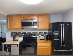 Private kitchen - 3-bedroom house in charming Clarksville with AC for relaxing stays (Clarksville)