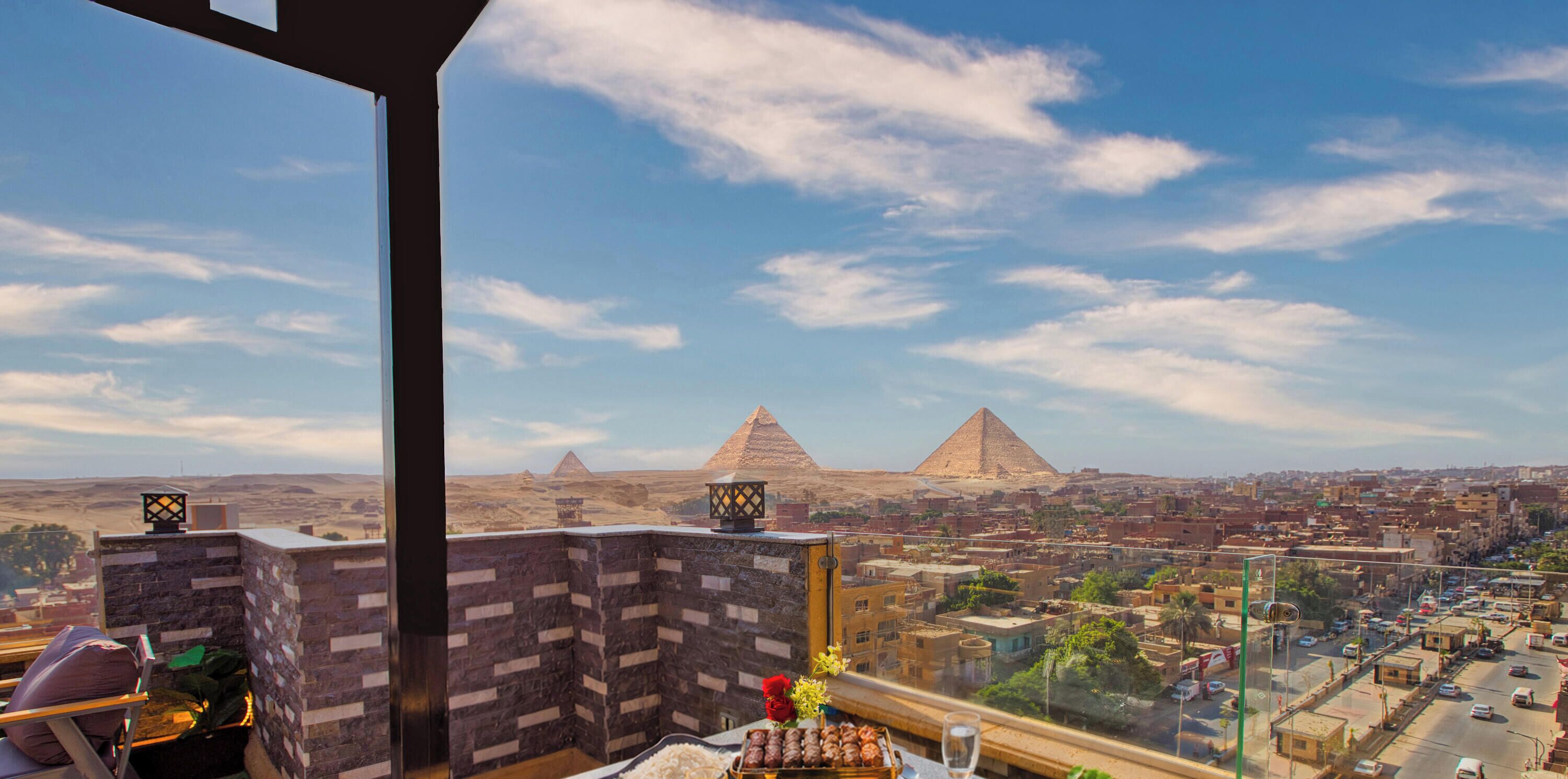 Habitación con vistas a las pirámides y al horizonte de la ciudad.