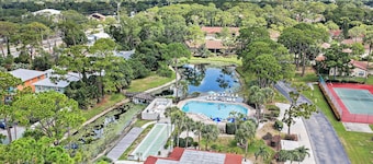 Pool, Pickle Ball, Tennis, Minutes to Beaches