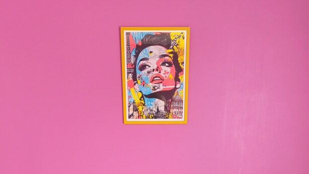A room with a bed, a pink wall, and a framed artwork above the bed. - Comfortable apartment—5-minute walk to the RER An at Busy-Saint-Georges—8 minutes to Disney. (Bussy-Saint-Georges)