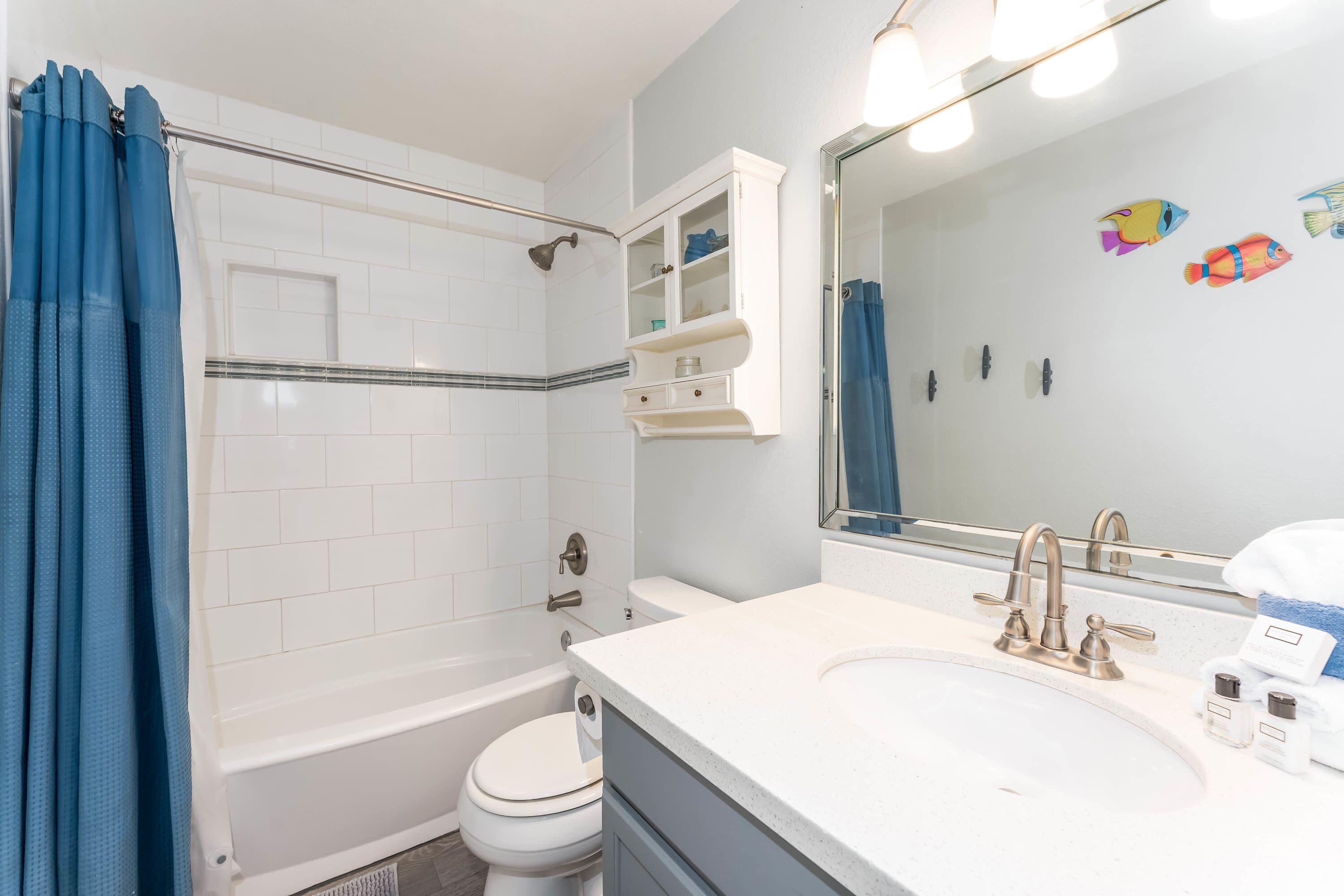 Une salle de bain équipée d’une baignoire, de toilettes, d’un lavabo et d’un miroir.