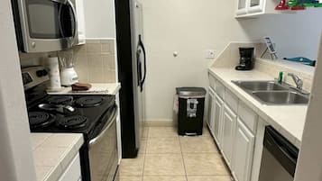 Cafetera y tetera, refrigerador, microondas y horno