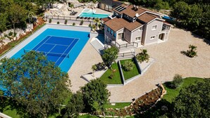 A large house with a swimming pool, a tennis court, and a well-maintained garden. - California Dream Luxury Villa (Poljica)
