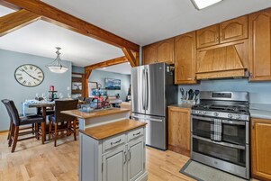 House, Multiple Beds (Stringer Munds Park) | Private kitchen