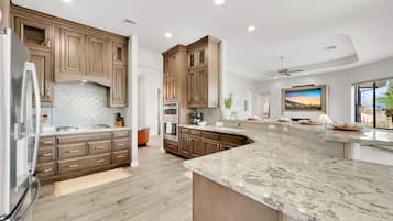 House, Multiple Beds, Pool View (Golden Eagle Fountain Hills) | Private kitchen