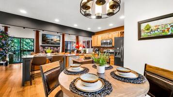 Condo, Multiple Beds, Balcony, Garden View (64A Pinetop/Lakeside) | Dining