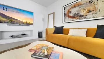 House, Multiple Beds, Pool View (Captain Dreyfus Phoenix) | Living area