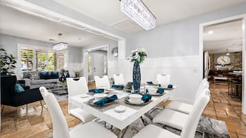 House, Multiple Beds, Garden View (The Jade House Queen Creek) | In-room dining