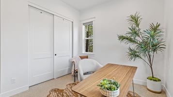 House, Multiple Beds, Garden View (Valerian Flagstaff) | Interior