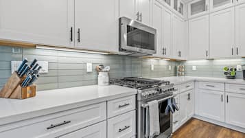 House, Multiple Beds, Garden View (Valerian Flagstaff) | Private kitchen