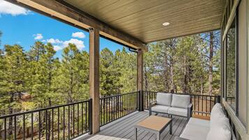 House, Multiple Beds, Garden View (Valerian Flagstaff) | Balcony view