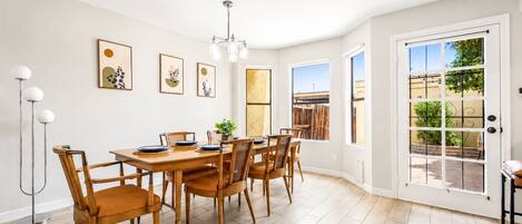 House, Multiple Beds, Garden View (57th Glendale) | In-room dining