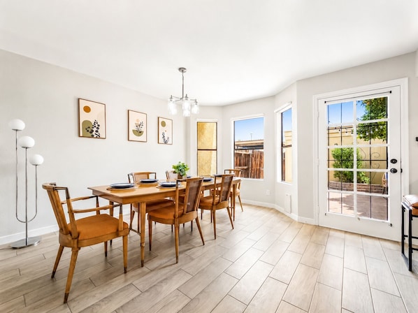 Casa, varias camas, vista al jardín (57th Glendale) | Servicio a la habitación