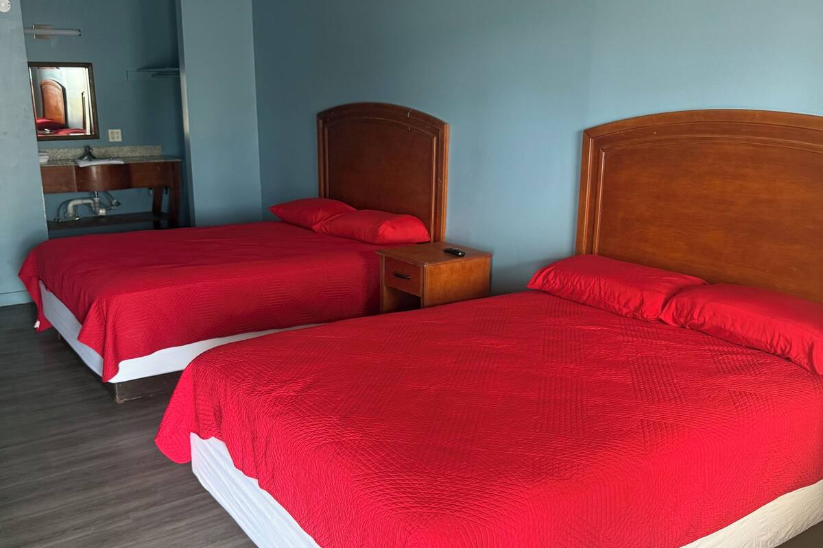 Single Room, 2 Queen Beds, Non Smoking, Microwave | WiFi (free)