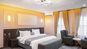 Executive suite | Een kluis op de kamer, een bureau, gratis wifi