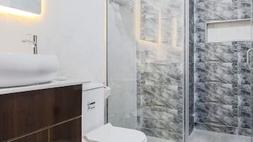 Dusche, Haartrockner, Handtücher, Seife
