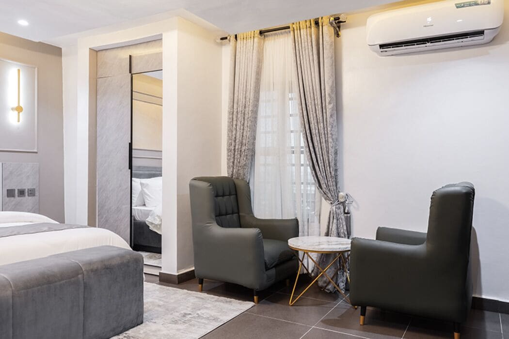 In-room safe, desk, WiFi (free)