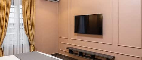 Luxury Suite | In-room safe, desk, WiFi (free)