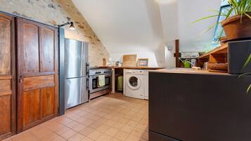 Wasserkocher mit Kaffee-/Teezubehör, Kühlschrank, Mikrowelle, Ofen