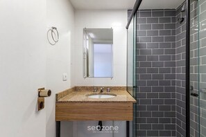 Basic Studio | Bathroom | Shower