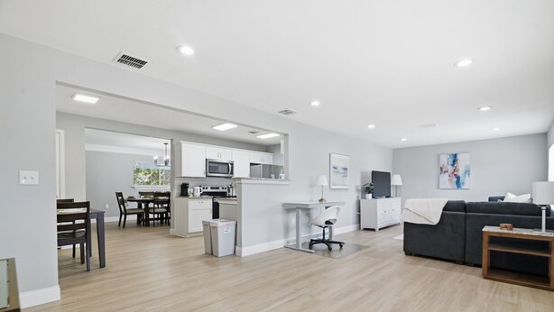 Un apartamento moderno con cocina, comedor y sala de estar.