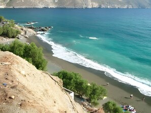 A coastal landscape with a sandy beach, rocky outcrops, and a clear view of the sea. - Apartment 'Theodora' with Private Terrace, Wi-Fi and Air Conditioning (Panormos)