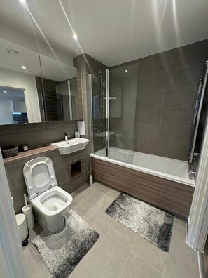 Shower - 1-bed Apartment, Sleeps 4, Air Conditioning & Wifi (Barking)