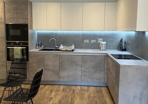 Fridge, microwave, oven, dishwasher - 1-bed Apartment, Sleeps 4, Air Conditioning & Wifi (Barking)