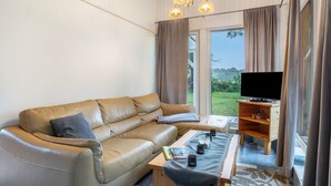TV, fireplace - Holiday Home 'Rotes Haus' with Private Terrace, Garden and Wi-Fi (Ummanz)