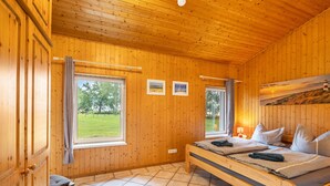 2 bedrooms, WiFi, bed sheets - Holiday Home 'Rotes Haus' with Private Terrace, Garden and Wi-Fi (Ummanz)