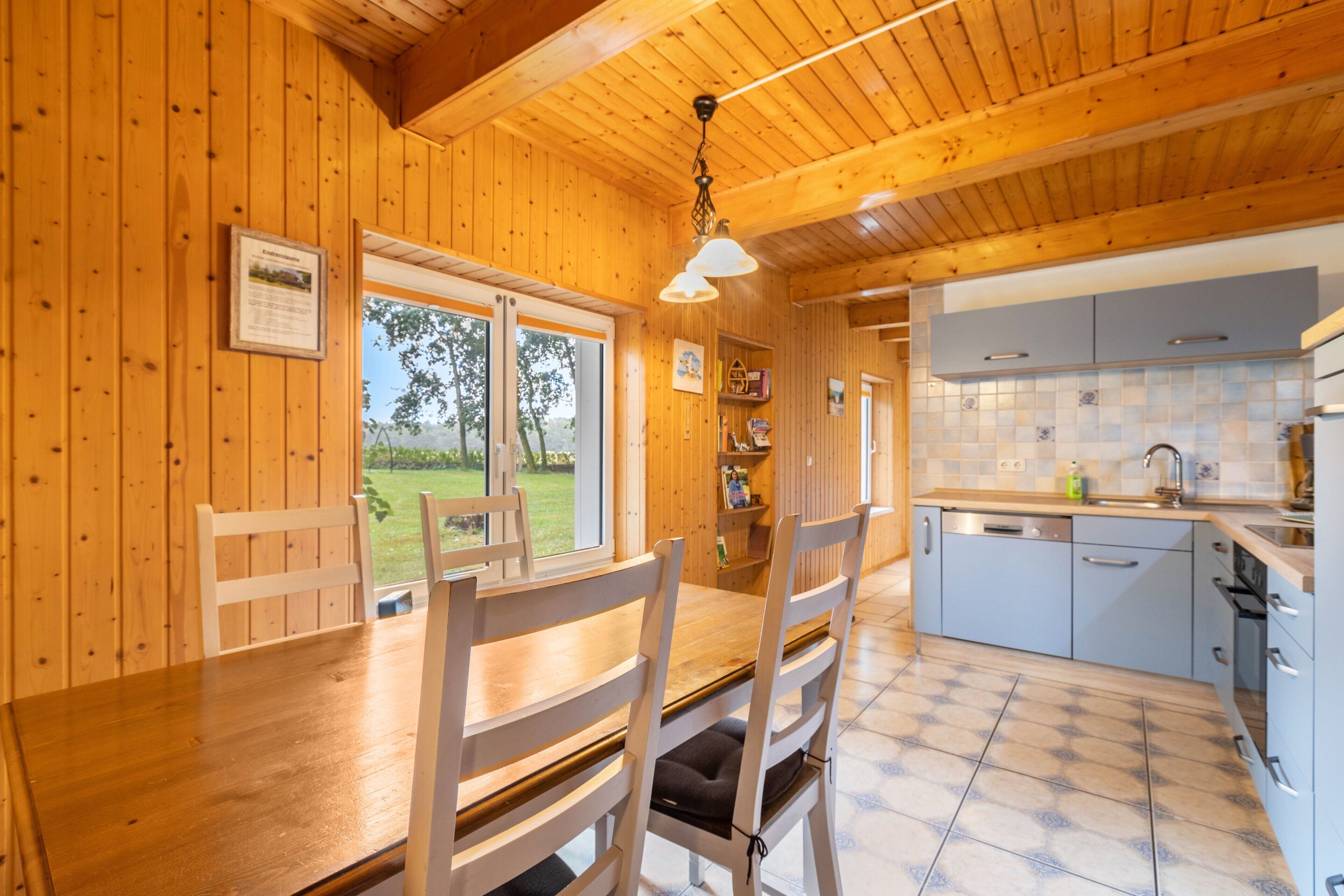Wasserkocher mit Kaffee-/Teezubehör, Kühlschrank, Mikrowelle, Ofen