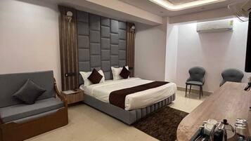 Superior Double Room, Mountain View | Premium bedding, Select Comfort beds, desk, laptop workspace