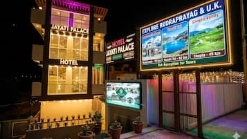 Un hôtel doté d’une enseigne bien visible indiquant les attractions situées à proximité et d’un bureau d’accueil pour les visites guidées.