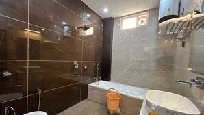 Toallas, jabón, shampoo, papel higiénico