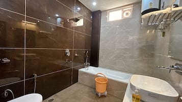 Superior-Doppelzimmer, Bergblick | Badezimmer | Handtücher, Seife, Shampoo, Toilettenpapier