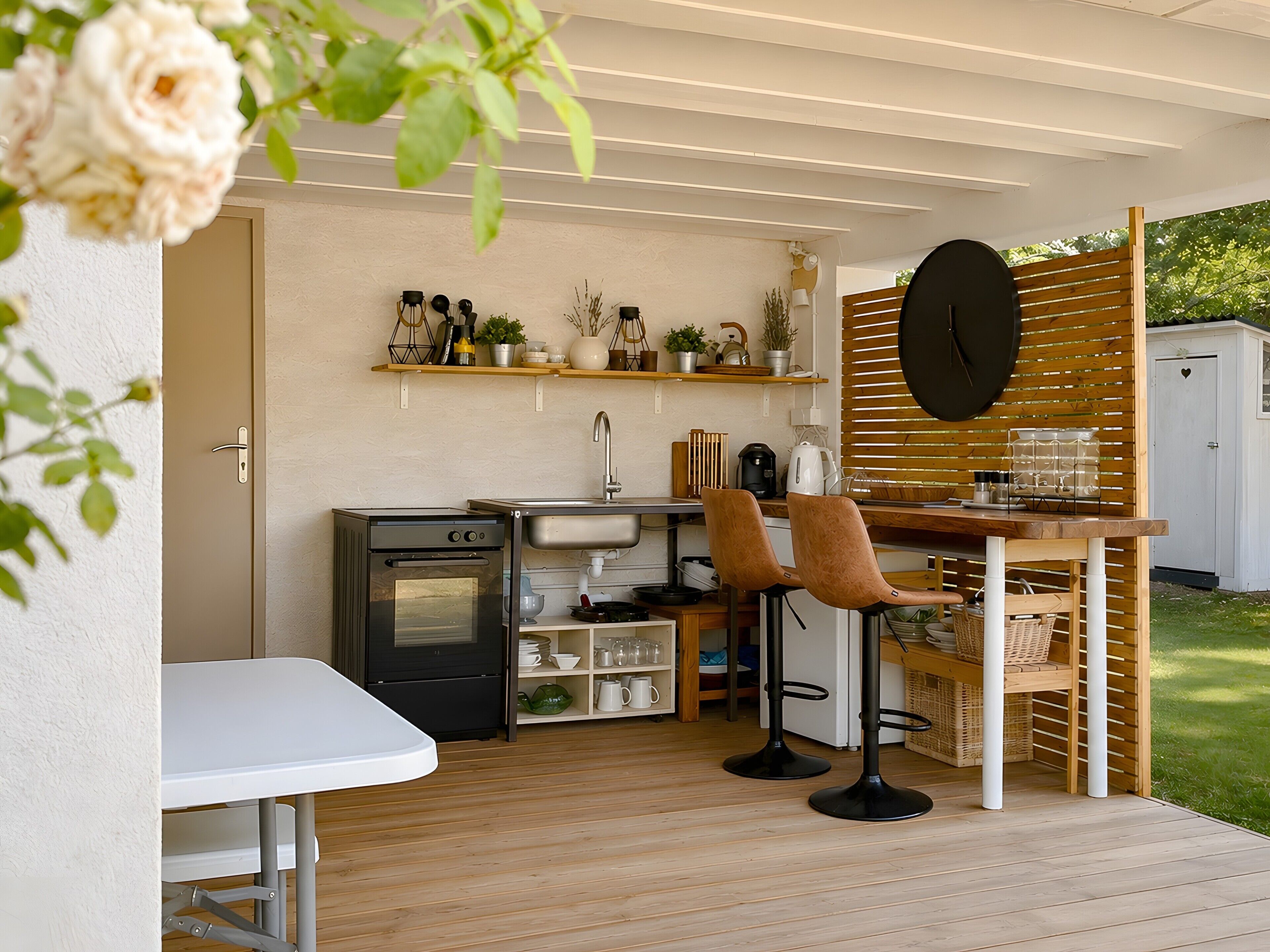 Wasserkocher mit Kaffee-/Teezubehör, Kühlschrank, Mikrowelle, Ofen