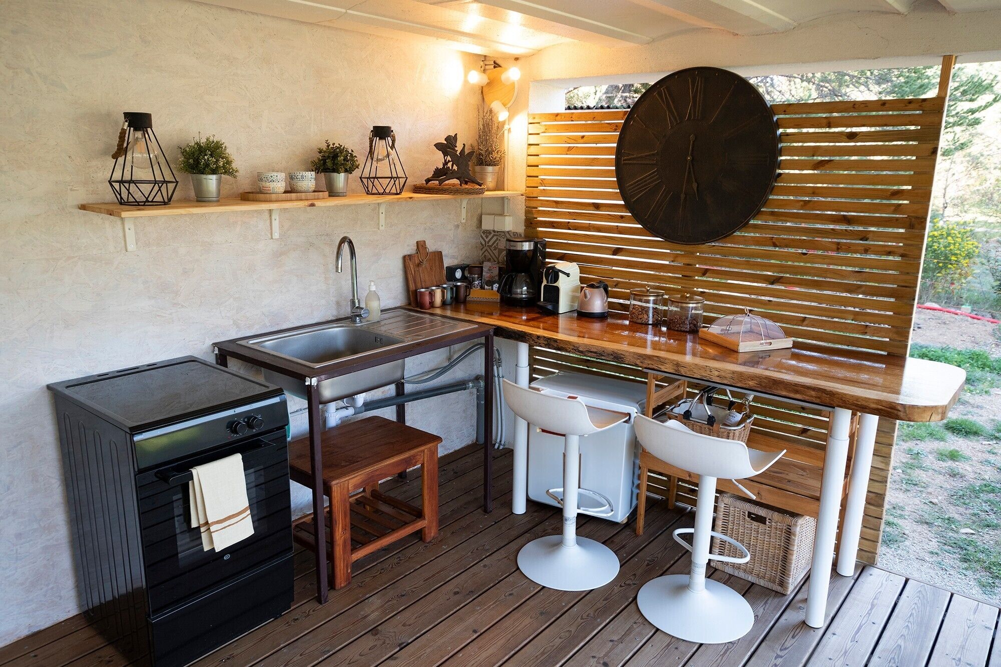 Coffee/tea maker, fridge, oven, electric kettle