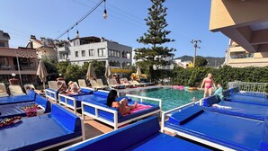 Ein Poolbereich mit Liegestühlen und einem Schwimmbecken.
