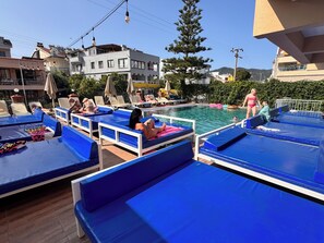 Ein Poolbereich mit Liegestühlen und einem Schwimmbecken.