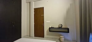 Habitación doble Deluxe, balcón, vista al mar | Escritorio, espacio para trabajar con laptop y wifi gratis