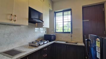 Habitació doble Deluxe, balcó, vistes al mar | Cuina privada | Frigorífic, microones i utensilis de cuina, vaixella i coberteria