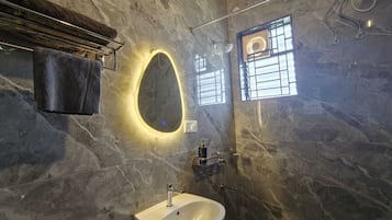 Habitació doble Deluxe, balcó, vistes al mar | Bany | Articles de tocador gratuïts, assecador de cabells, tovalloles i sabó
