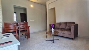 Habitación doble Deluxe, balcón, vista al mar | Área de sala de estar