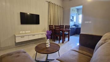 Habitació doble Deluxe, balcó, vistes al mar | Sala d'estar