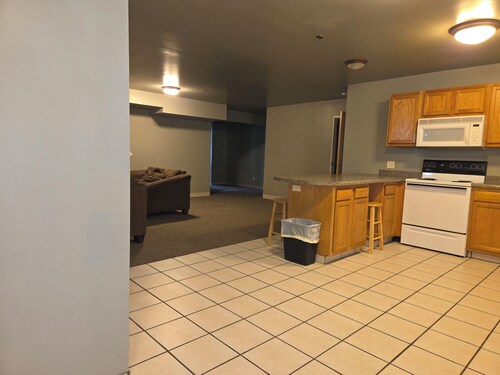 State Softball Tournament Special... Perfect 6-bedroom apartment in Fort Dodge!