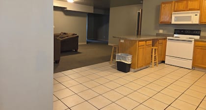 State Softball Tournament Special... Perfect 6-bedroom apartment in Fort Dodge!