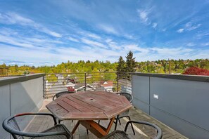 Outdoor dining - Bright Madison Valley Townhome w/ Rooftop and AC (Seattle)