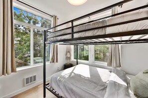 Room - Bright Madison Valley Townhome w/ Rooftop and AC (Seattle)