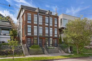 Exterior - Bright Madison Valley Townhome w/ Rooftop and AC (Seattle)